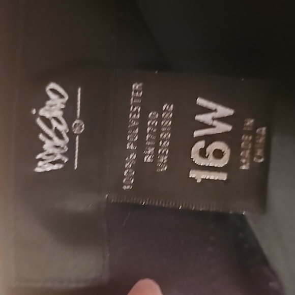 Black with red floral skirt 16w - Beautiful - Picture 5 of 5